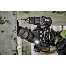 Kit Taladro percutor 1/2+Atornillador de impacto 20V+2 baterias cargador Mclaren DEWALT